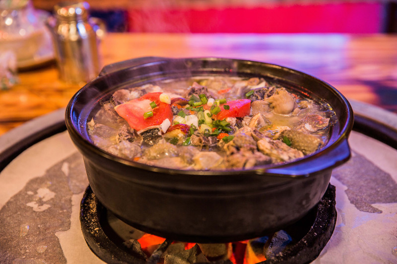 来丽江一定要试一下纳西火塘这种特色的美食,桌子中间是炭火,搁置的
