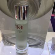 Sk Ii 上水广场概念店 购物 门面以红色为主十分抢眼 这化妆品品牌也是世界知名 小小的店内的售 携程攻略