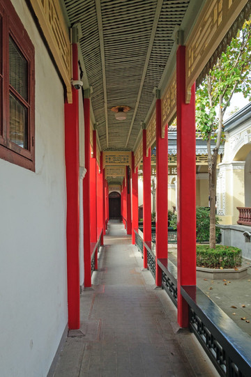 一中一西两个风格的走廊,在光影下相应成辉.