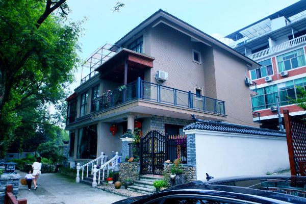 上山采杨梅 到了丽水后,直接去了我们事先预定好的住处,丽水湖畔小筑