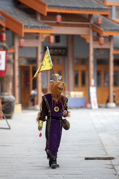 古越水街的街头不时有巡山小妖,唐僧师徒