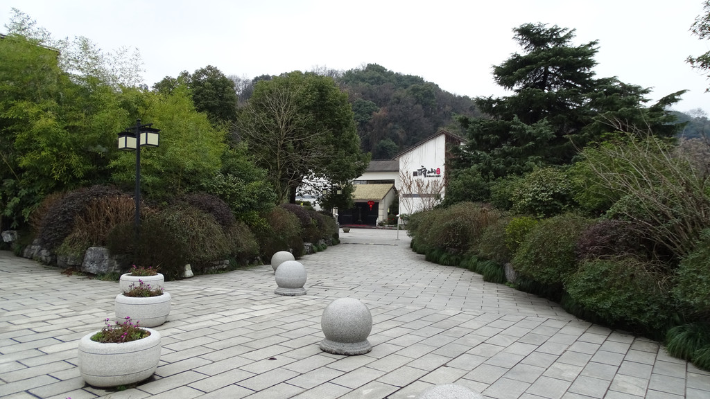 石板路,紅燈籠,梅花,松柏綠植… 府山公園裡有紹興博物館,烈士紀念碑