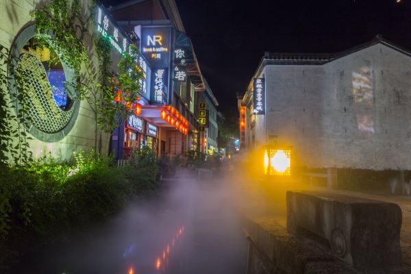 黎阳in巷夜景图片