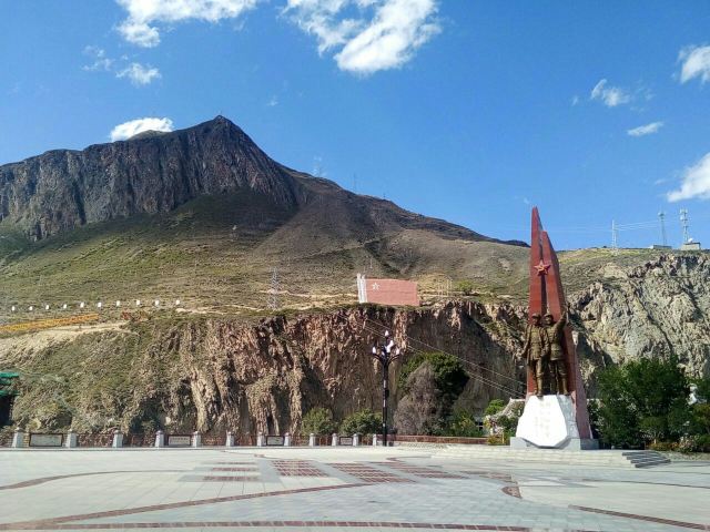 达维会师纪念碑