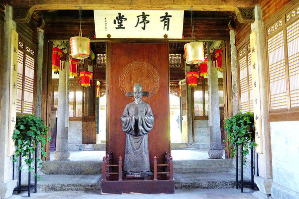 走进有序堂,里面一下子开阔起来