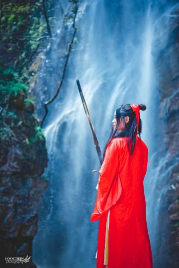 此刻人与剑已合而为一. 逼人的剑气,摧得枝头的绿叶都飘飘落下.