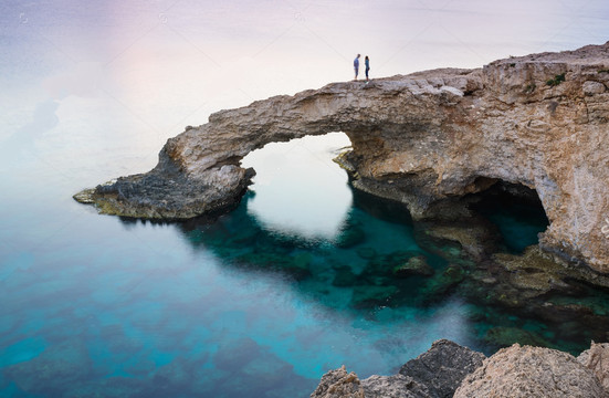 上帝向你关上了一扇窗,却又为你打造了一座桥——写在马耳他蓝窗消失