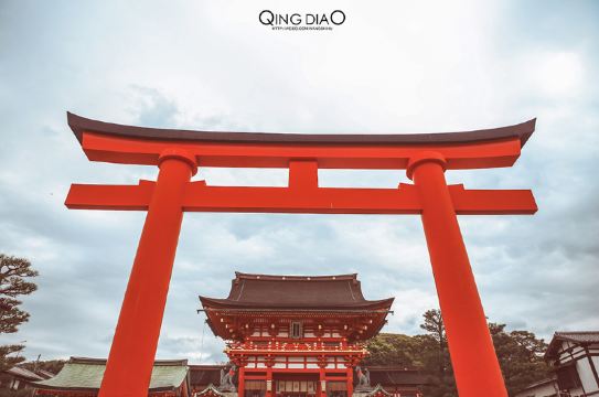 这里最出名的就是神社主殿后面密集的朱红色"千本鸟居"