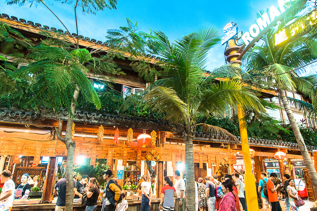 热闹的崖州古城老街.