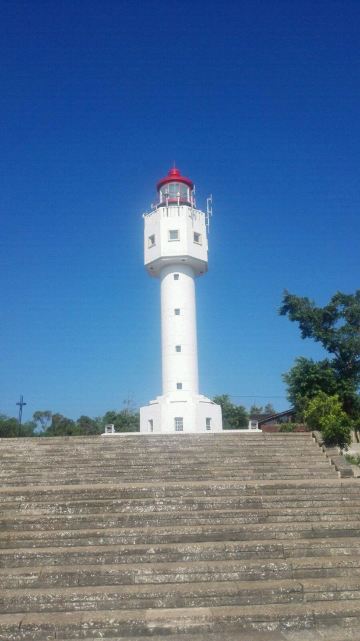 灯塔,给回航的渔民指点航程.