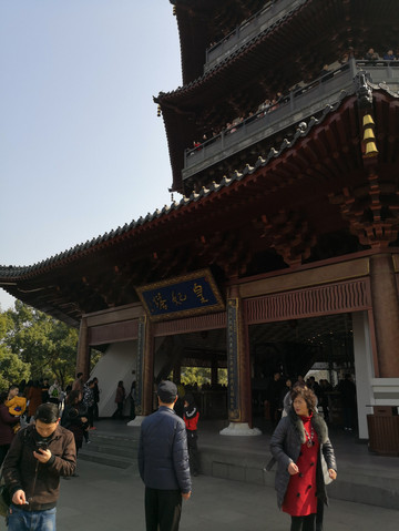 雷峰塔还挂有一块牌匾:皇妃塔