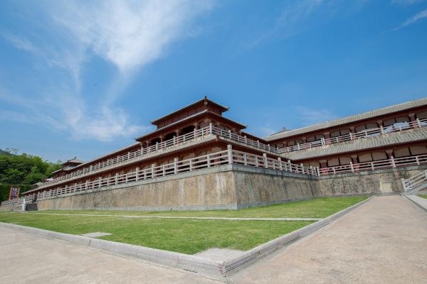 而建,仿建的原型就是秦王朝最主要的宮殿——咸陽宮,主宮