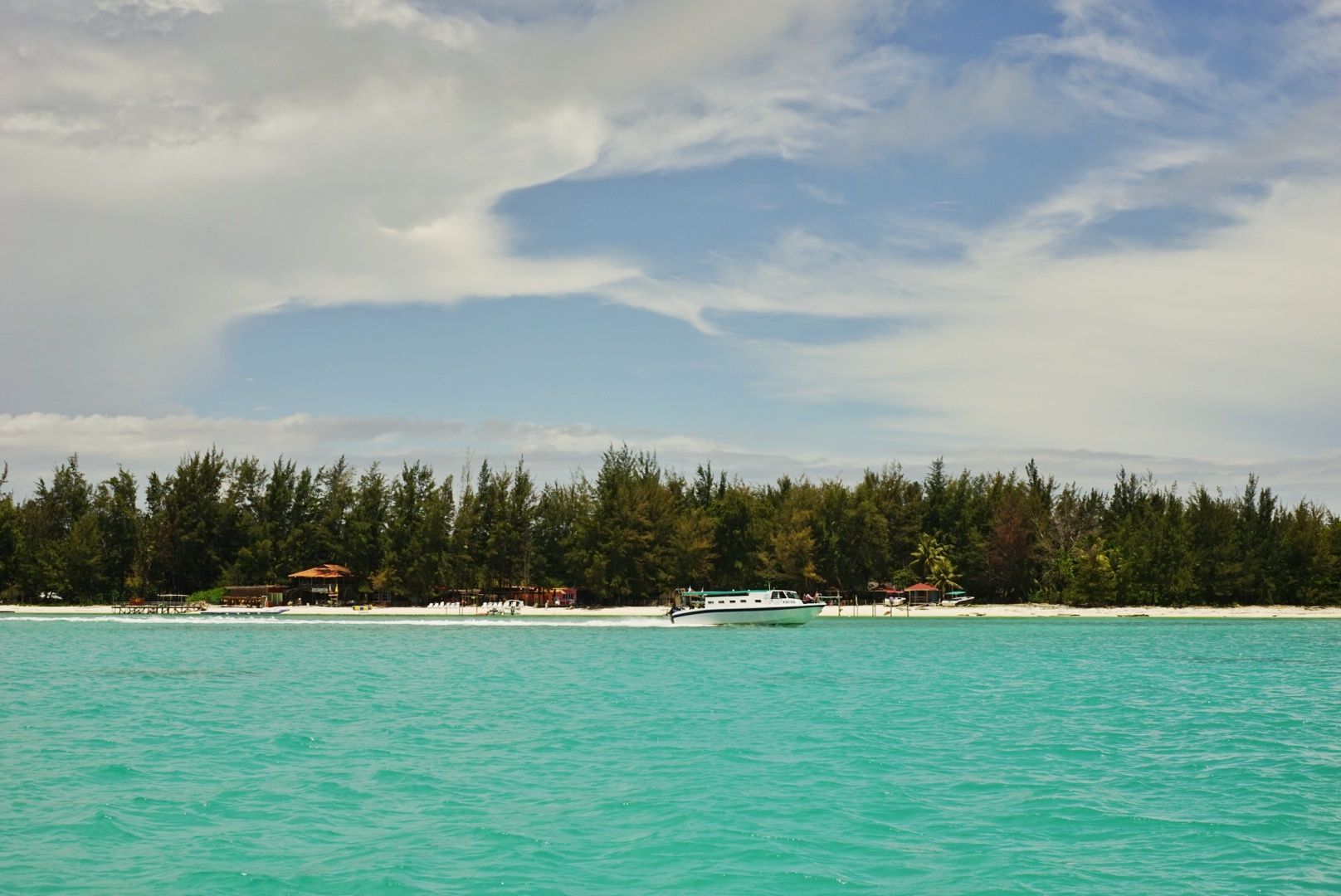 沙巴美人鱼岛，今天浪有点大，潜水玩了一会儿，其他时间都在休闲，很舒服很美！