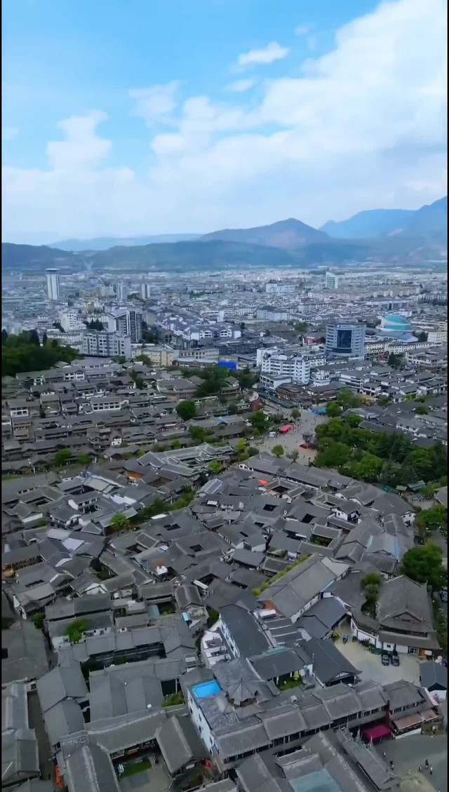 丽江古城狮子山,站在观景台,古城美景尽收眼底.