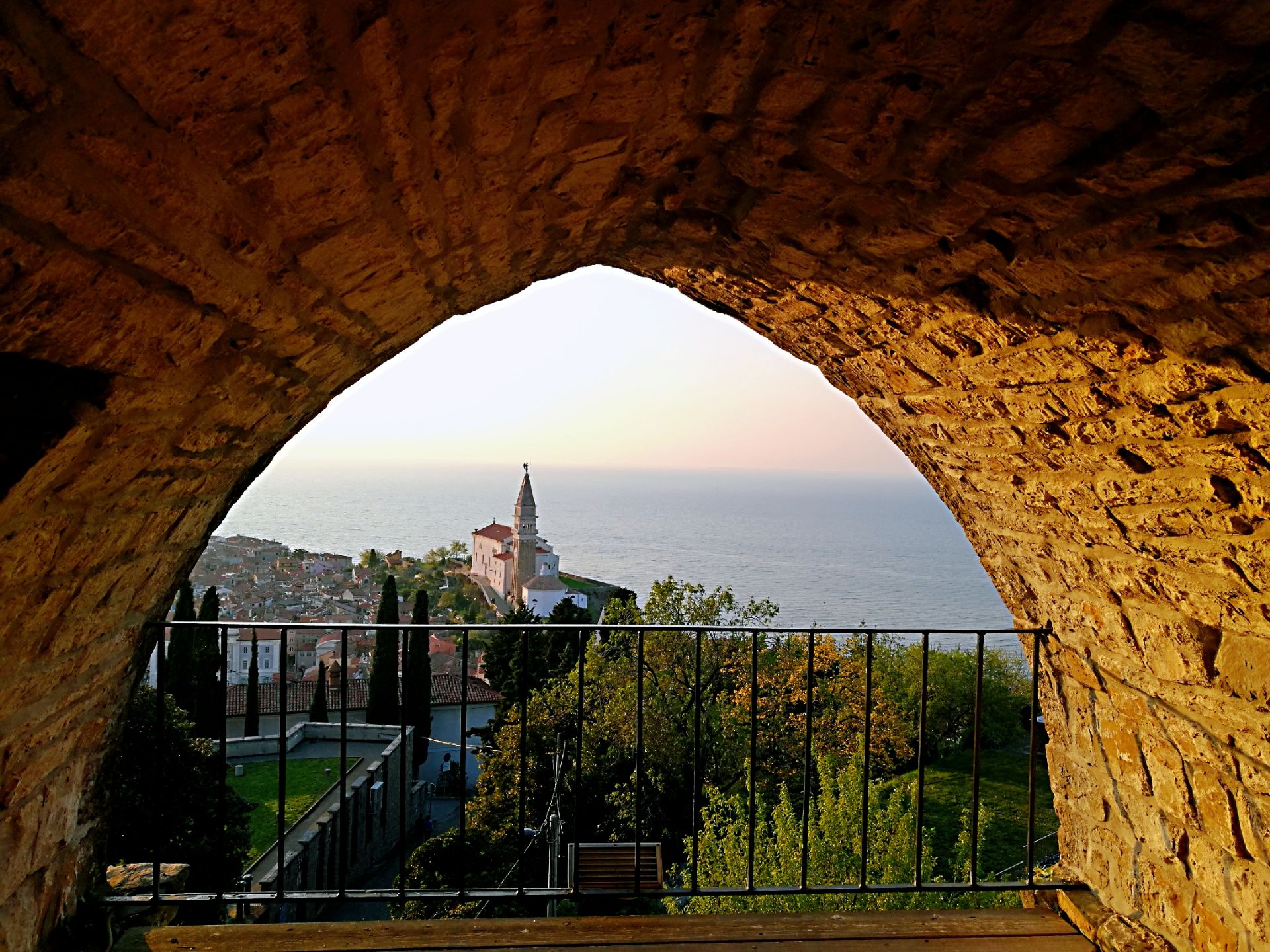 皮兰（Piran）号称是地中海中最上镜的城市之一，佳能500D的广告也就是在此取景拍摄的。 皮兰历史
