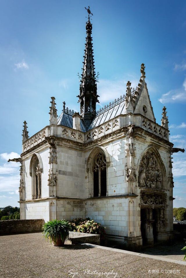 昂布瓦兹城堡是位于法国卢瓦尔河的昂布瓦兹的一座法式城堡,杂糅着