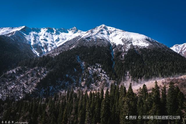阿坝黑水雅克夏雪山:冬日晴朗天空下的静谧圣洁 小众好去处  在四川