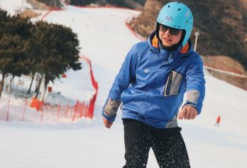 北京万科石京龙滑雪场一日游万科品质-高端大气-打卡滑雪圣地【热门户外运动，帮你实现自由穿行雪地，结识爱好相同的朋友，挑战突破难关收获不一样的自己 、准备开滑吧】