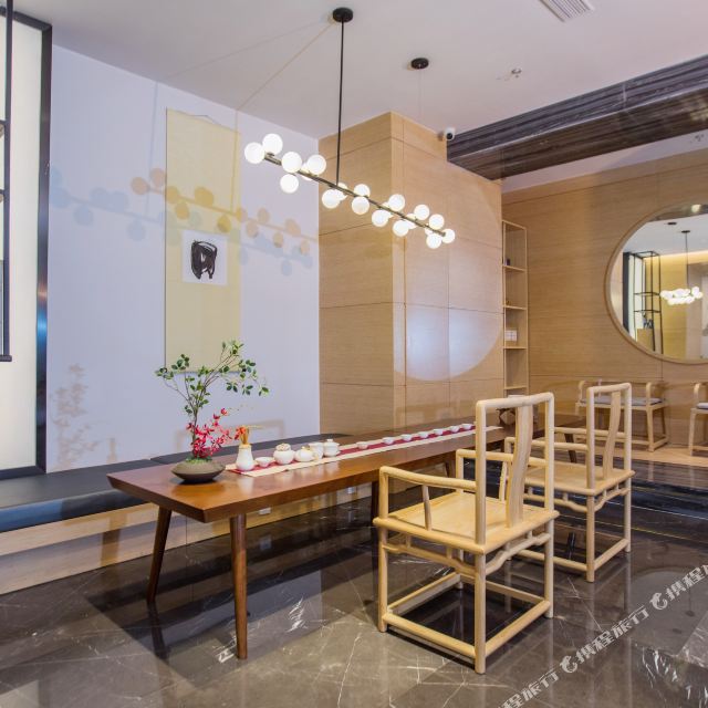 璞隐酒店(大连火车站友好广场地铁站店)1晚+可