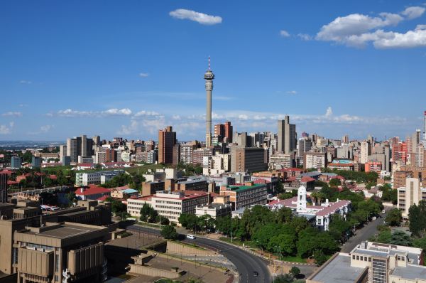 南非的治安状况太坏了,尤其是约翰内斯堡家家户户高墙电网,夜晚街道