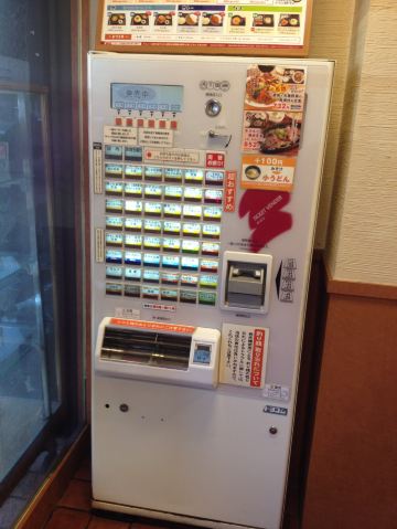 在近铁日本桥站附近的宫本定食店,也是使用自助点餐机,享用丰盛的早餐