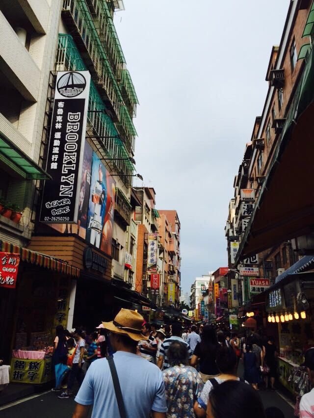 淡水老街白天也很热闹,很多卖东西,卖吃的,好热闹