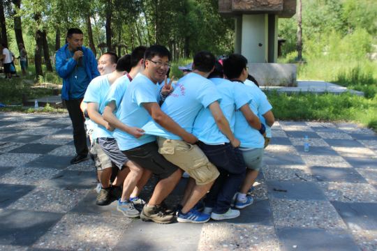 面向圆圈的中心,之后都向左转身,依次向右跨步,直到大家前后都能够