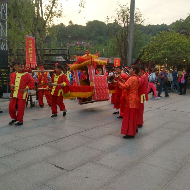 游客可以坐轿子,轿夫抬着走一圈.