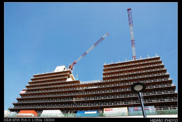 成龙大哥在电影《我是谁》中滑下的大楼上,印着ugg的巨幅广告 可以