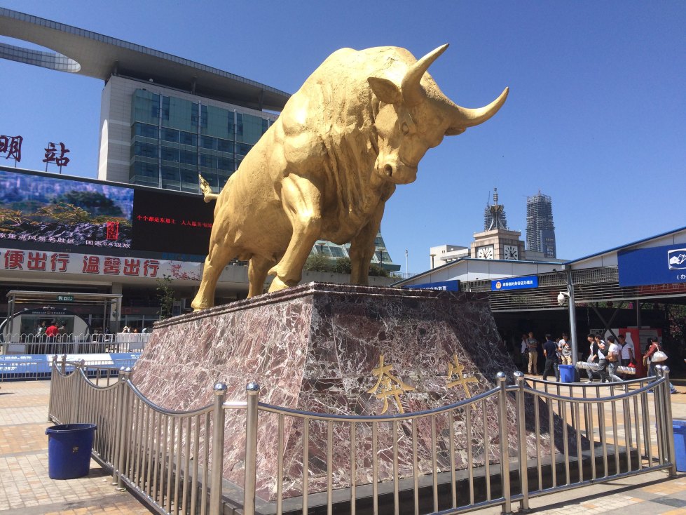 昆明火车站的奔牛雕像,成为很多人对昆明的情怀寓居之处.