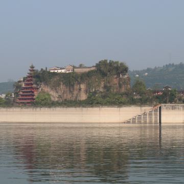 26日上午到达石宝寨,远处的塔型结构为石宝寨,位于重庆忠县,为"世界