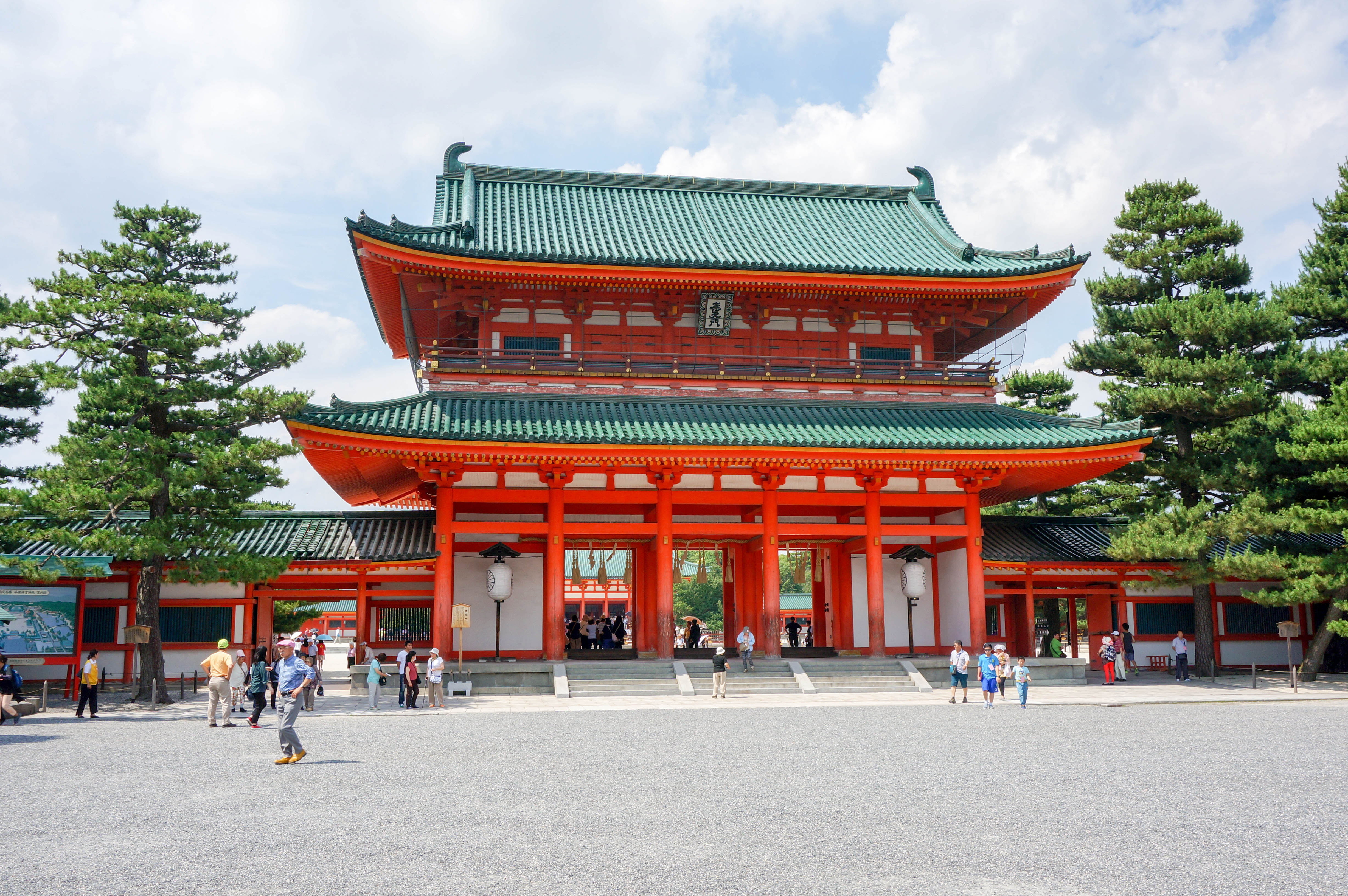 實際上,青瓦紅牆的神社已經讓我傻傻分不清楚了. 平安神宮