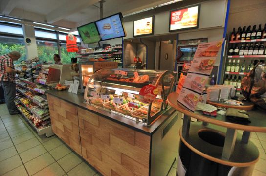 你可以买到早,中,晚三餐,各种零食和水,就像我们这里的便利店,24小时