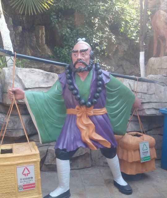 看,沙和尚退休了都还在挑垃圾!