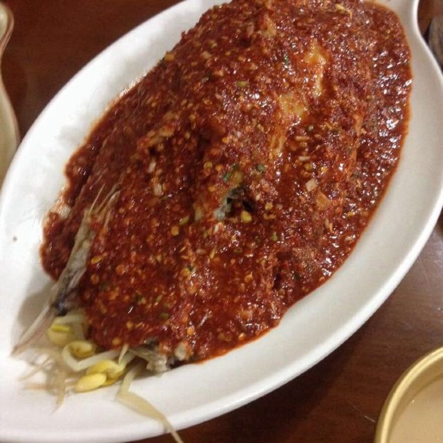 生活节奏很舒适,千姑娘领着我到一家特色店,明太鱼比较好吃,店名画图