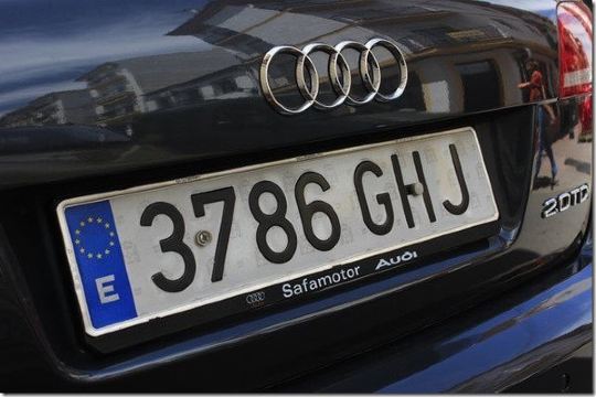 看车牌左侧那个蓝底部分,上面一圈小白点代表欧盟国,e就是西班牙