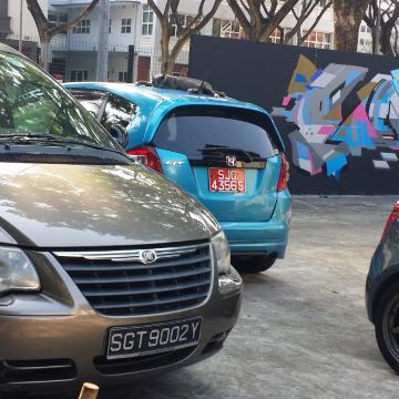 看到新加坡红色车牌号啦!