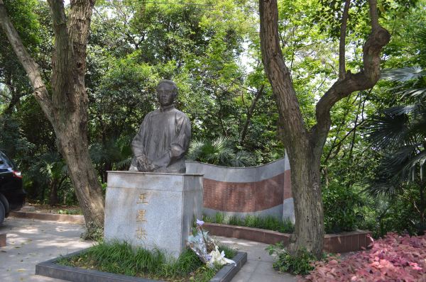 图书馆两侧分别有王星拱和王世杰两位前武汉大学校长的半身塑像,前者