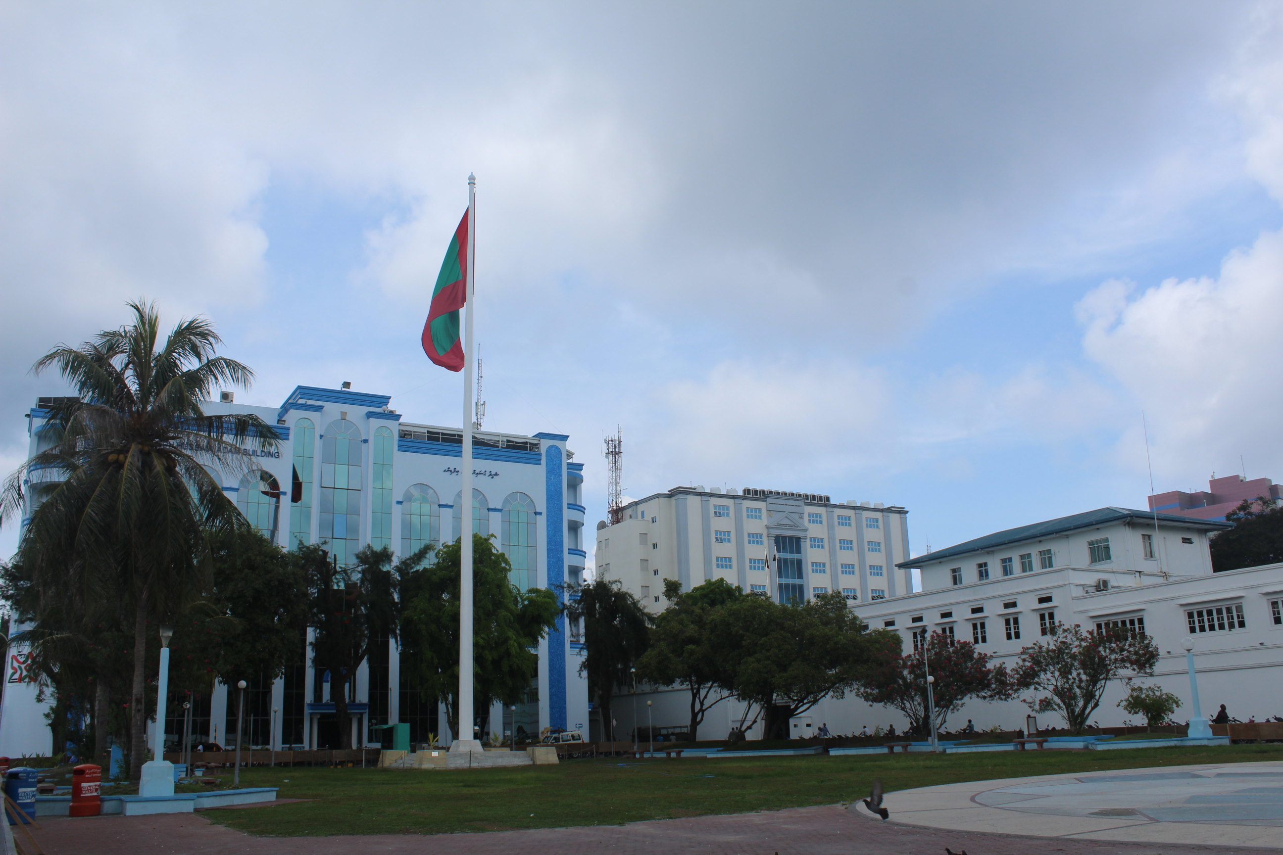 蓝色是马累海关大楼,白色是安全局. 马累