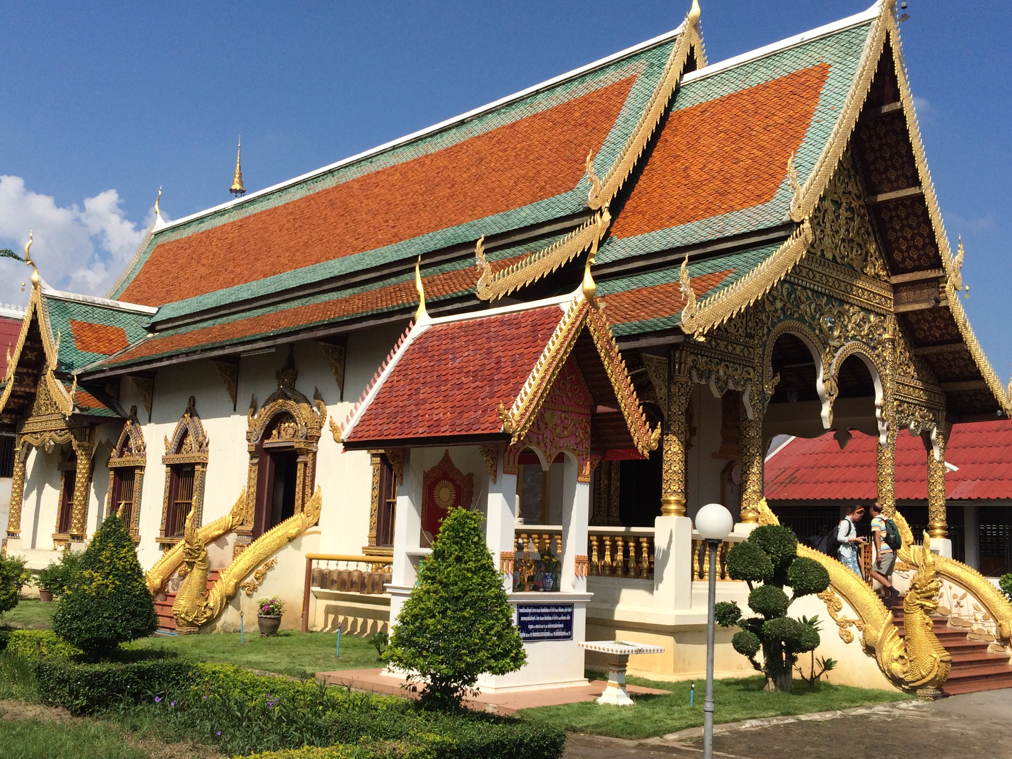 主殿金碧辉煌 清曼寺