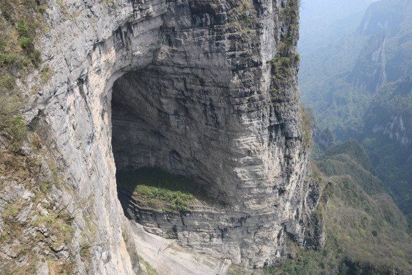终于看到天门洞了,但这只是背面,要绕到正面可没那么简单.