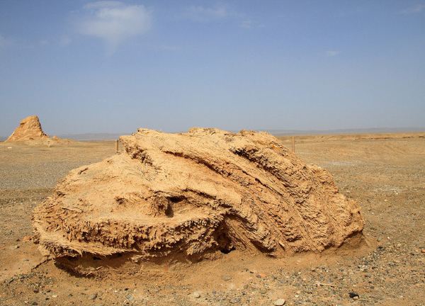 城北坡下有东西大车道,是历史上中原和西域诸国来往及邮驿之路