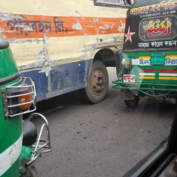 裸露的电线,伸手可触及电线,危险之极,满街是人力三轮自行车,小三轮