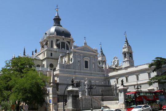 从教堂出来几分钟,就到了san miguel市场.