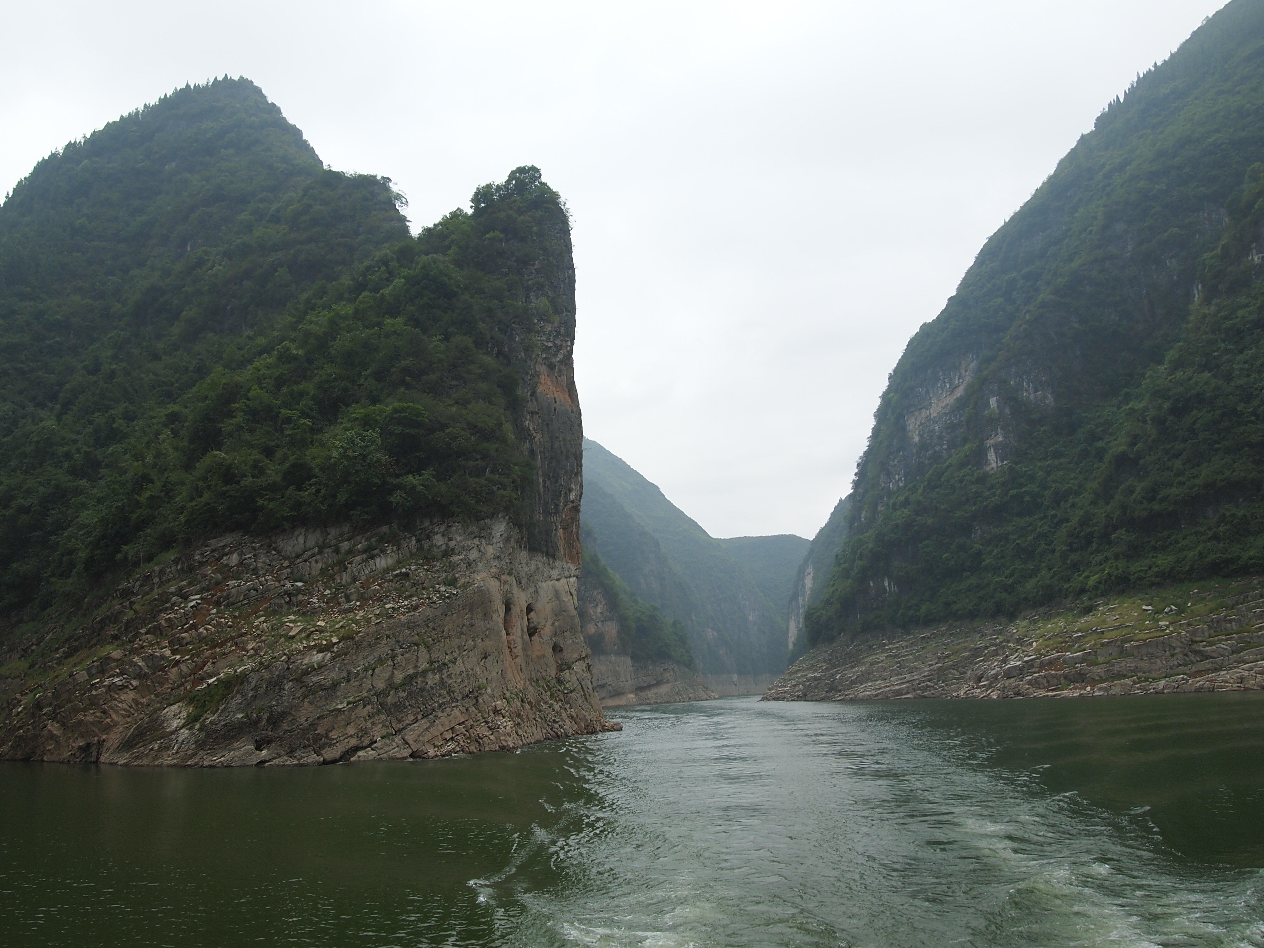 溪流,發源於神農架的南坡,由南向北穿行於深山峽谷中,於巴東縣匯入