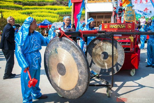 一左一右两位锣手边走边敲,声音混厚有力震慑四方