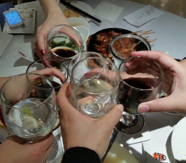 六个人碰杯