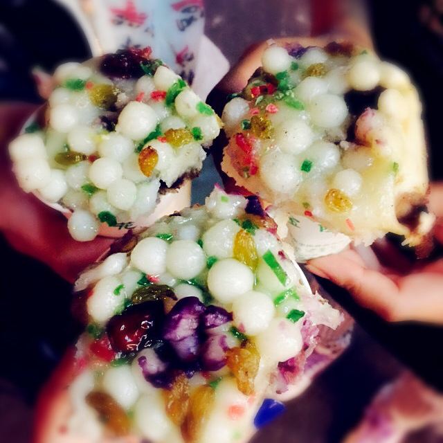 梅花糕,上部是小的糯米团,下部是有馅儿的,红薯~豆沙~水果~~好吃,但是