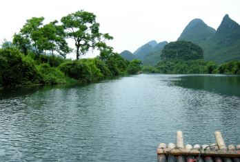 阳朔遇龙河景区+银子岩+世外桃源一日游【人工竹筏漂流可选】【[特别赠送]每人1瓶矿泉水；同时[享受特惠价订演出票]印象刘三姐或千古情，特惠演出票预订请咨询客服！】