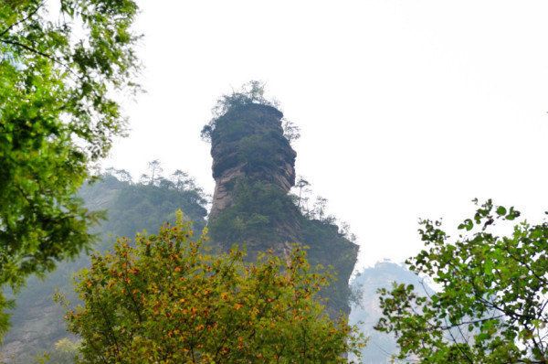 旁邊還有一座小山峰,很像一把巨大的斧頭,人稱此景為